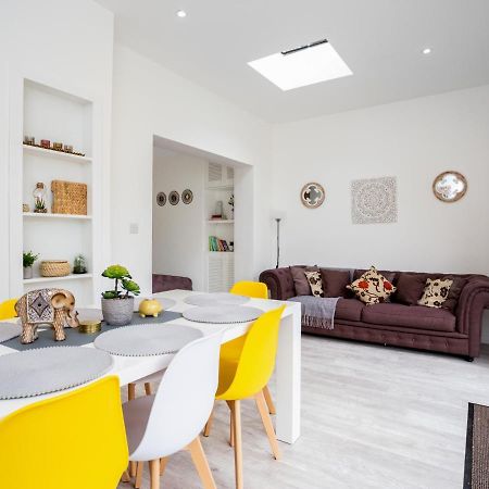 Large Modern Family Home Уиндзор Екстериор снимка