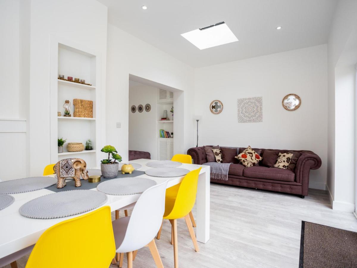 Large Modern Family Home Уиндзор Екстериор снимка